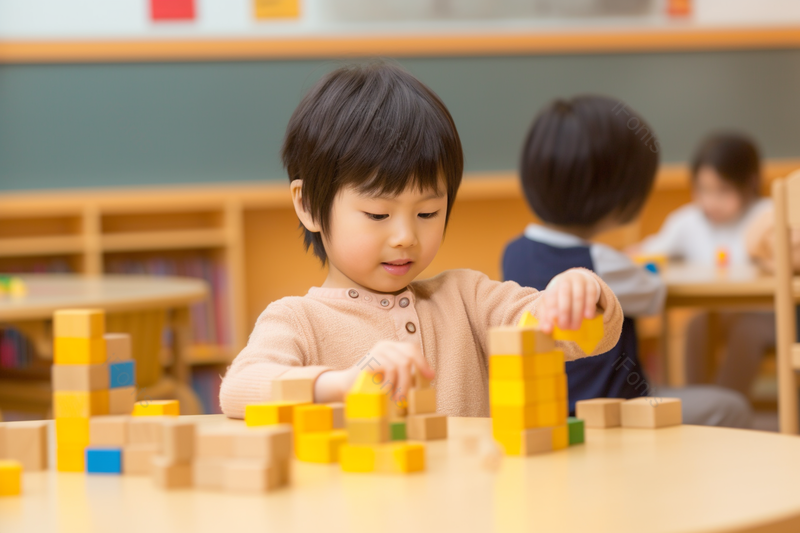 两位可爱的小朋友正在玩彩色的乐高积木,高清,摄影图,摄影图片,图片大全,摄影图免费下载